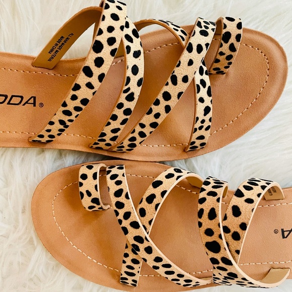 Tan Cheetah Strappy Toe Ring Sandals - Picture 2 of 14